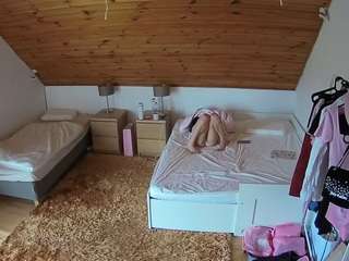 voyeurcam-julmodels-whitebed-2