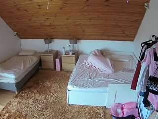 voyeurcam-julmodels-whitebed-2