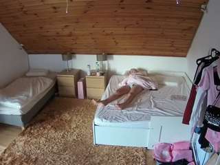 voyeurcam-julmodels-whitebed-2