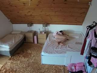 voyeurcam-julmodels-whitebed-2