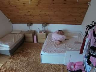 voyeurcam-julmodels-whitebed-2