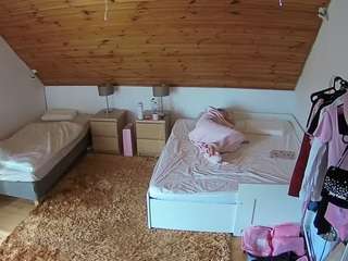 voyeurcam-julmodels-whitebed-2
