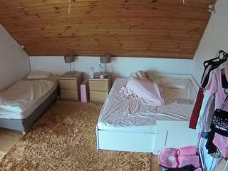 voyeurcam-julmodels-whitebed-2