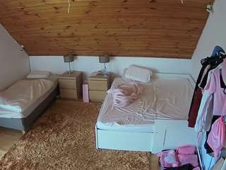 voyeurcam-julmodels-whitebed-2