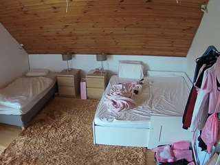 voyeurcam-julmodels-whitebed-2