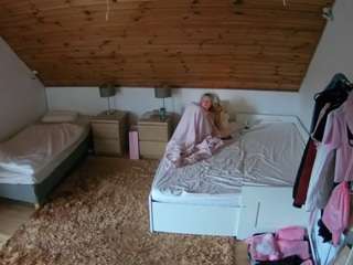 voyeurcam-julmodels-whitebed-2