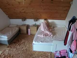 voyeurcam-julmodels-whitebed-2