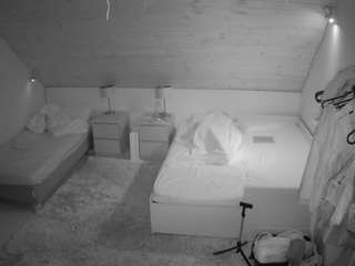 voyeurcam-julmodels-whitebed-2