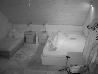 voyeurcam-julmodels-whitebed-2