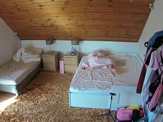 voyeurcam-julmodels-whitebed-2