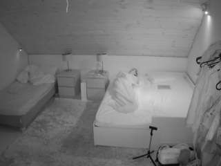voyeurcam-julmodels-whitebed-2