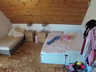 voyeurcam-julmodels-whitebed-2