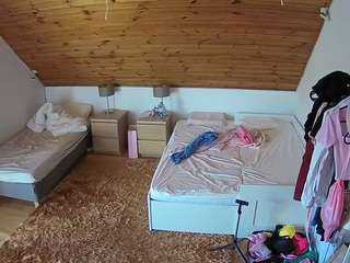 voyeurcam-julmodels-whitebed-2