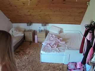 voyeurcam-julmodels-whitebed-2