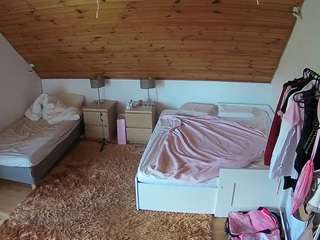 voyeurcam-julmodels-whitebed-2
