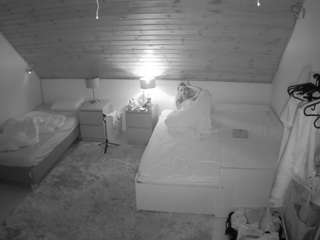 voyeurcam-julmodels-whitebed-2