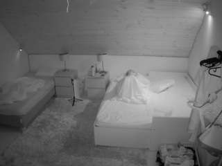voyeurcam-julmodels-whitebed-2