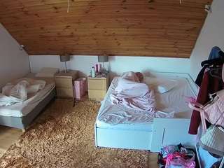 voyeurcam-julmodels-whitebed-2