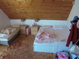 voyeurcam-julmodels-whitebed-2
