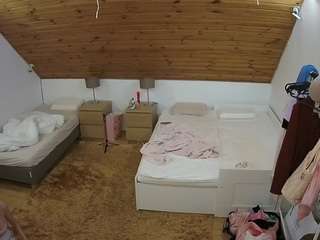voyeurcam-julmodels-whitebed-2
