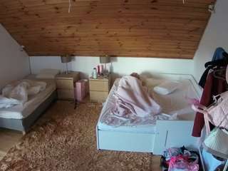 voyeurcam-julmodels-whitebed-2