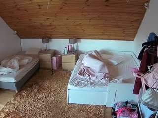 voyeurcam-julmodels-whitebed-2