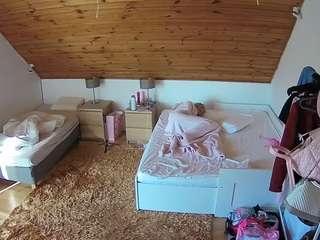 voyeurcam-julmodels-whitebed-2