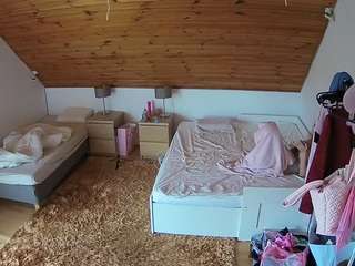 voyeurcam-julmodels-whitebed-2