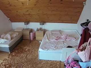 voyeurcam-julmodels-whitebed-2