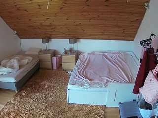 voyeurcam-julmodels-whitebed-2