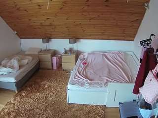 voyeurcam-julmodels-whitebed-2