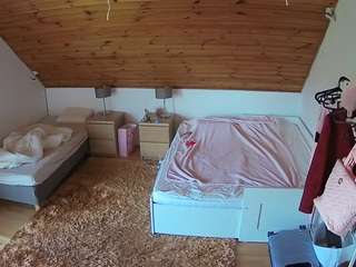 voyeurcam-julmodels-whitebed-2