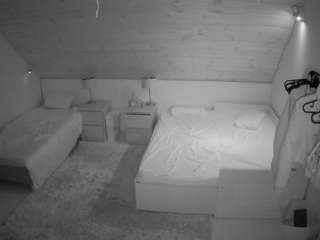 voyeurcam-julmodels-whitebed-2