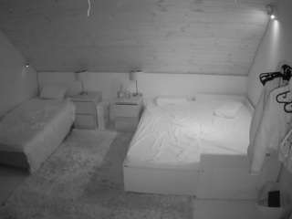 voyeurcam-julmodels-whitebed-2