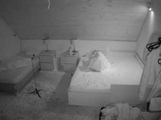 voyeurcam-julmodels-whitebed-2