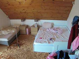  voyeurcam-julmodels-whitebed-2 chat room