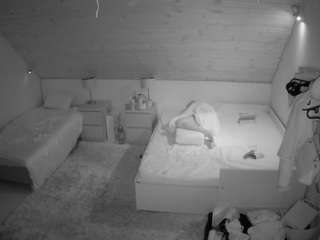 voyeurcam-julmodels-whitebed-2