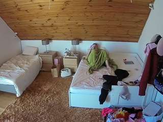 voyeurcam-julmodels-whitebed-2