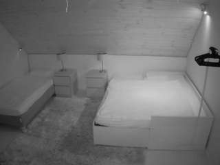 voyeurcam-julmodels-whitebed-2