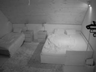  voyeurcam-julmodels-whitebed-2 chat room