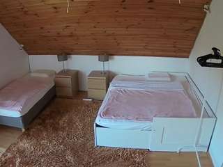 voyeurcam-julmodels-whitebed-2