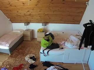 voyeurcam-julmodels-whitebed-2 - Cam en Direct