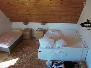 voyeurcam-julmodels-whitebed-2