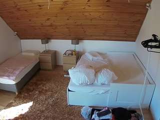 voyeurcam-julmodels-whitebed-2