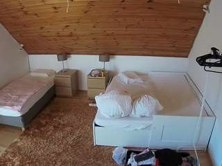 voyeurcam-julmodels-whitebed-2