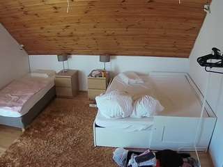 voyeurcam-julmodels-whitebed-2