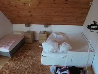 voyeurcam-julmodels-whitebed-2