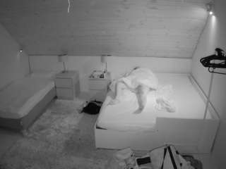 voyeurcam-julmodels-whitebed-2
