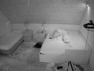 voyeurcam-julmodels-whitebed-2