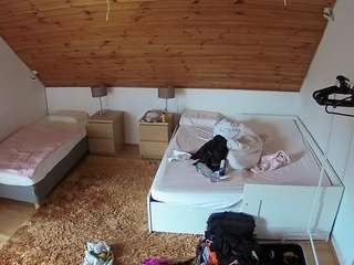 voyeurcam-julmodels-whitebed-2 - Cam en Direct
